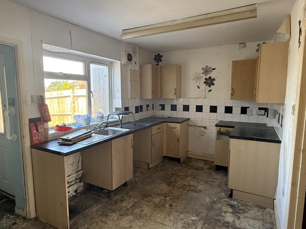 Lot: 88 - HOUSE IN NEED OF IMPROVEMENT - Kitchen of House in need of refurbishment